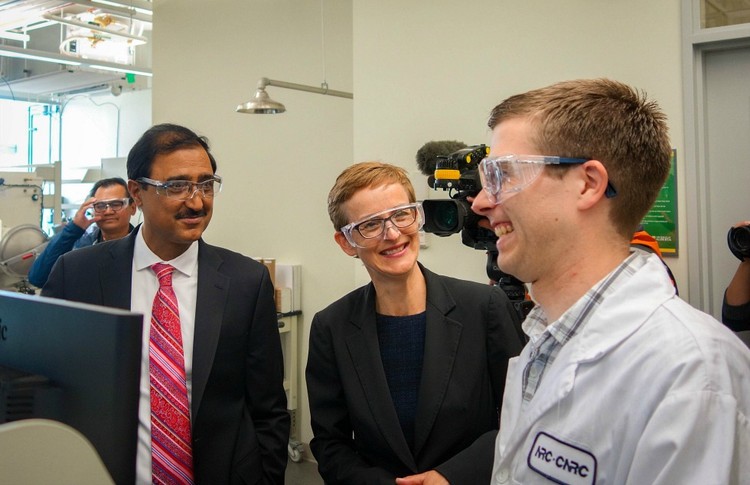 Amarjeet Sohi (left), minister of infrastructure and communities, tours chemistry professor Jillian Buriak's lab after announcing $75 million in federal funding to UAlberta through the Canada First Research Excellence Fund.