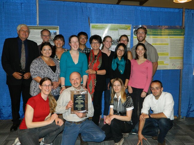 Anne, LRIGS coordinator, LRIGS students, and CLRA board members; LRIGS received the Edward M Watkins Award for innovation and excellence in graduate student education and promotion of land reclamation internationally